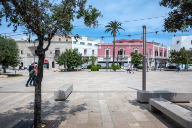 POLİGNANO A MARE, İTALYA - 13 Mayıs 2024: Eski Polignano bir Mare, Apulia Bölgesi 'nin muhteşem manzarası