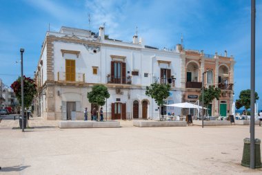 POLİGNANO A MARE, İTALYA - 13 Mayıs 2024: Eski Polignano bir Mare, Apulia Bölgesi 'nin muhteşem manzarası