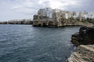 POLİGNANO A MARE, İTALYA - 13 Mayıs 2024: Eski Polignano bir Mare, Apulia Bölgesi 'nin muhteşem manzarası