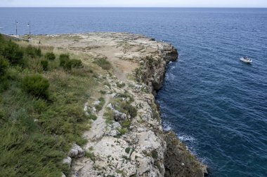 POLİGNANO A MARE, İTALYA - 13 Mayıs 2024: Eski Polignano bir Mare, Apulia Bölgesi 'nin muhteşem manzarası