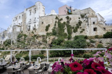 POLİGNANO A MARE, İTALYA - 13 Mayıs 2024: Eski Polignano bir Mare, Apulia Bölgesi 'nin muhteşem manzarası