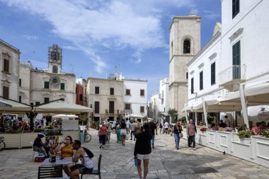 POLİGNANO A MARE, İTALYA - 13 Mayıs 2024: Eski Polignano bir Mare, Apulia Bölgesi 'nin muhteşem manzarası