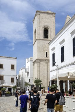 POLİGNANO A MARE, İTALYA - 13 Mayıs 2024: Eski Polignano bir Mare, Apulia Bölgesi 'nin muhteşem manzarası