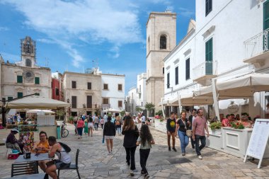 POLİGNANO A MARE, İTALYA - 13 Mayıs 2024: Eski Polignano bir Mare, Apulia Bölgesi 'nin muhteşem manzarası