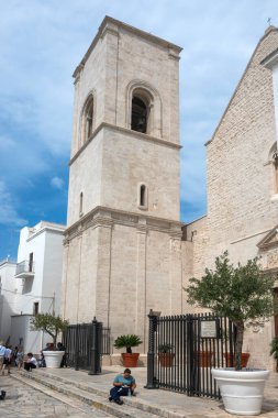 POLİGNANO A MARE, İTALYA - 13 Mayıs 2024: Eski Polignano bir Mare, Apulia Bölgesi 'nin muhteşem manzarası