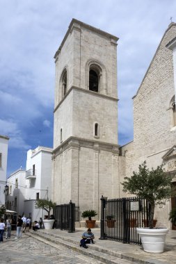 POLİGNANO A MARE, İTALYA - 13 Mayıs 2024: Eski Polignano bir Mare, Apulia Bölgesi 'nin muhteşem manzarası