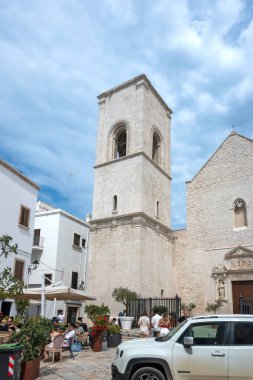 POLİGNANO A MARE, İTALYA - 13 Mayıs 2024: Eski Polignano bir Mare, Apulia Bölgesi 'nin muhteşem manzarası