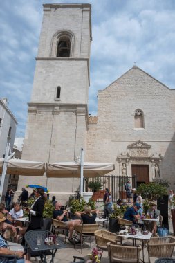 POLİGNANO A MARE, İTALYA - 13 Mayıs 2024: Eski Polignano bir Mare, Apulia Bölgesi 'nin muhteşem manzarası
