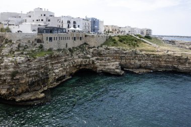 POLİGNANO A MARE, İTALYA - 13 Mayıs 2024: Eski Polignano bir Mare, Apulia Bölgesi 'nin muhteşem manzarası