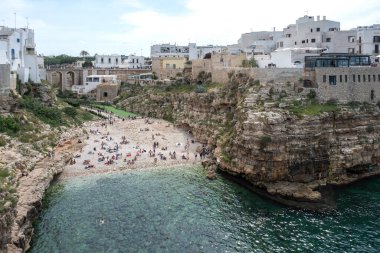 POLİGNANO A MARE, İTALYA - 13 Mayıs 2024: Eski Polignano bir Mare, Apulia Bölgesi 'nin muhteşem manzarası