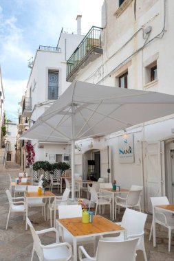 POLİGNANO A MARE, İTALYA - 13 Mayıs 2024: Eski Polignano bir Mare, Apulia Bölgesi 'nin muhteşem manzarası