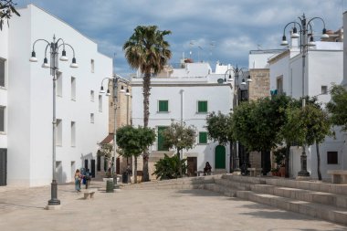 POLİGNANO A MARE, İTALYA - 13 Mayıs 2024: Eski Polignano bir Mare, Apulia Bölgesi 'nin muhteşem manzarası