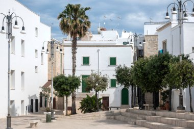 POLİGNANO A MARE, İTALYA - 13 Mayıs 2024: Eski Polignano bir Mare, Apulia Bölgesi 'nin muhteşem manzarası