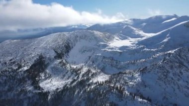 Bulgaristan 'ın Polezhan ve Bezbog Tepeleri yakınlarındaki Pirin Dağı' nın İnanılmaz Hava Kış Manzarası