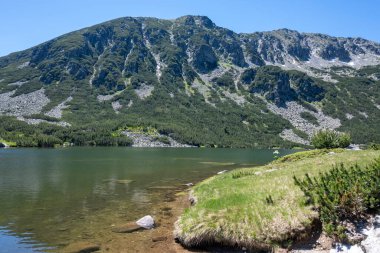 Bulgaristan 'ın Granchar Gölü yakınlarındaki Rila Dağı' nın İnanılmaz Yaz Manzarası