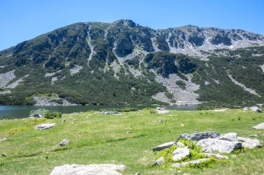 Bulgaristan 'ın Granchar Gölü yakınlarındaki Rila Dağı' nın İnanılmaz Yaz Manzarası