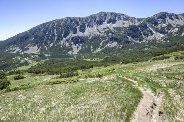 Bulgaristan 'ın Granchar Gölü yakınlarındaki Rila Dağı' nın İnanılmaz Yaz Manzarası