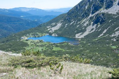Bulgaristan 'ın Granchar Gölü yakınlarındaki Rila Dağı' nın İnanılmaz Yaz Manzarası