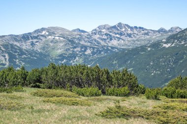 Bulgaristan 'ın Granchar Gölü yakınlarındaki Rila Dağı' nın İnanılmaz Yaz Manzarası