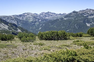 Bulgaristan 'ın Granchar Gölü yakınlarındaki Rila Dağı' nın İnanılmaz Yaz Manzarası