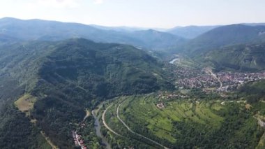 Bulgaristan 'ın Balkan Dağları' nın Bov köyü yakınlarındaki İskar boğazının şaşırtıcı hava manzarası
