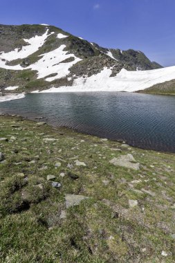 Bulgaristan 'ın Yedi Rila Gölünün etrafındaki Rila Dağı' nın muhteşem manzarası