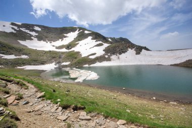 Bulgaristan 'ın Yedi Rila Gölünün etrafındaki Rila Dağı' nın muhteşem manzarası