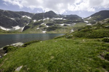 Bulgaristan 'ın Yedi Rila Gölünün etrafındaki Rila Dağı' nın muhteşem manzarası
