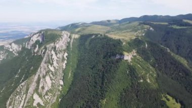 Bulgaristan 'ın Balkan Dağları' ndaki Vratsata Geçidi Şaşırtıcı Havacılık Yaz Manzarası