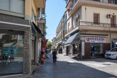 ARTA, EPIRUS, GREECE - 21 Ağustos 2023: Tipik Sokak ve Yunanistan 'ın Epirus kentindeki bina
