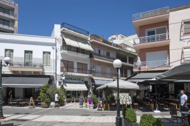 ARTA, EPIRUS, GREECE - 21 Ağustos 2023: Tipik Sokak ve Yunanistan 'ın Epirus kentindeki bina