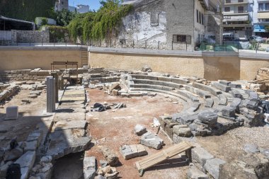 ARTA, EPIRUS, GREECE - 21 Ağustos 2023: Tipik Sokak ve Yunanistan 'ın Epirus kentindeki bina