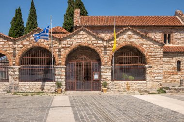 ARTA, EPIRUS, GREECE - 21 Ağustos 2023: Tipik Sokak ve Yunanistan 'ın Epirus kentindeki bina
