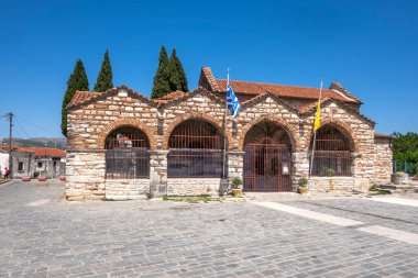 ARTA, EPIRUS, GREECE - 21 Ağustos 2023: Tipik Sokak ve Yunanistan 'ın Epirus kentindeki bina