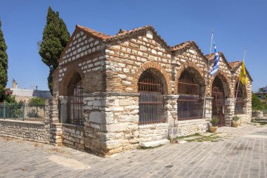 ARTA, EPIRUS, GREECE - 21 Ağustos 2023: Tipik Sokak ve Yunanistan 'ın Epirus kentindeki bina