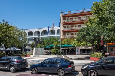 ARTA, EPIRUS, GREECE - 21 Ağustos 2023: Tipik Sokak ve Yunanistan 'ın Epirus kentindeki bina