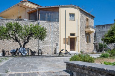 ARTA, EPIRUS, GREECE - 21 Ağustos 2023: Tipik Sokak ve Yunanistan 'ın Epirus kentindeki bina