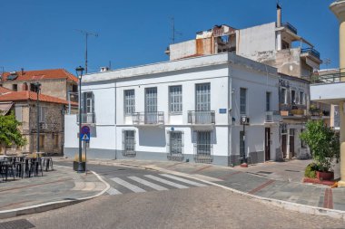 ARTA, EPIRUS, GREECE - 21 Ağustos 2023: Tipik Sokak ve Yunanistan 'ın Epirus kentindeki bina