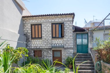 ARTA, EPIRUS, GREECE - 21 Ağustos 2023: Tipik Sokak ve Yunanistan 'ın Epirus kentindeki bina