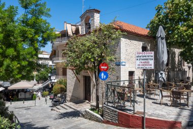 ARTA, EPIRUS, GREECE - 21 Ağustos 2023: Tipik Sokak ve Yunanistan 'ın Epirus kentindeki bina