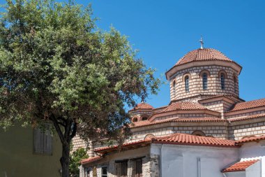 ARTA, EPIRUS, GREECE - 21 Ağustos 2023: Tipik Sokak ve Yunanistan 'ın Epirus kentindeki bina