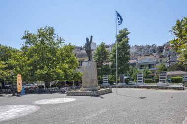 ARTA, EPIRUS, GREECE - 21 Ağustos 2023: Tipik Sokak ve Yunanistan 'ın Epirus kentindeki bina