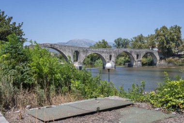 ARTA, EPIRUS, GREECE - 21 Ağustos 2023: Tipik Sokak ve Yunanistan 'ın Epirus kentindeki bina