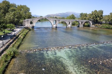 ARTA, EPIRUS, GREECE - 21 Ağustos 2023: Tipik Sokak ve Yunanistan 'ın Epirus kentindeki bina