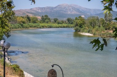 ARTA, EPIRUS, GREECE - 21 Ağustos 2023: Tipik Sokak ve Yunanistan 'ın Epirus kentindeki bina