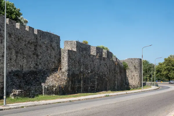 ARTA, EPIRUS, GREECE - 21 Ağustos 2023: Tipik Sokak ve Yunanistan 'ın Epirus kentindeki bina