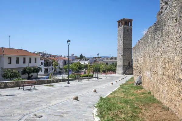 stock image ARTA, EPIRUS, GREECE - AUGUST 21, 2023: Typical Street and building at town of Arta, Epirus, Greece