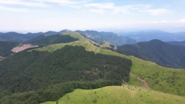 Bulgaristan 'ın Balkan Dağları' ndaki Kobilini Şatosu 'nun (Mare Duvarları) İnanılmaz Havacılık Yazı Manzarası