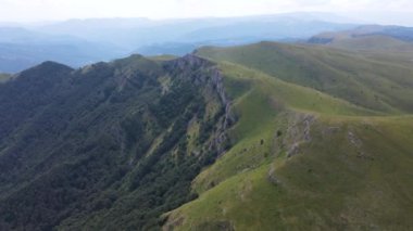 Bulgaristan 'ın Balkan Dağları' ndaki Kobilini Şatosu 'nun (Mare Duvarları) İnanılmaz Havacılık Yazı Manzarası