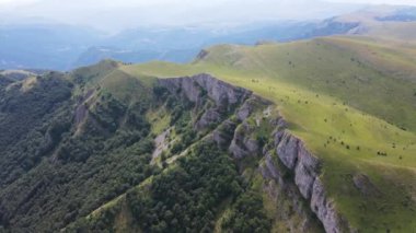 Bulgaristan 'ın Balkan Dağları' ndaki Kobilini Şatosu 'nun (Mare Duvarları) İnanılmaz Havacılık Yazı Manzarası